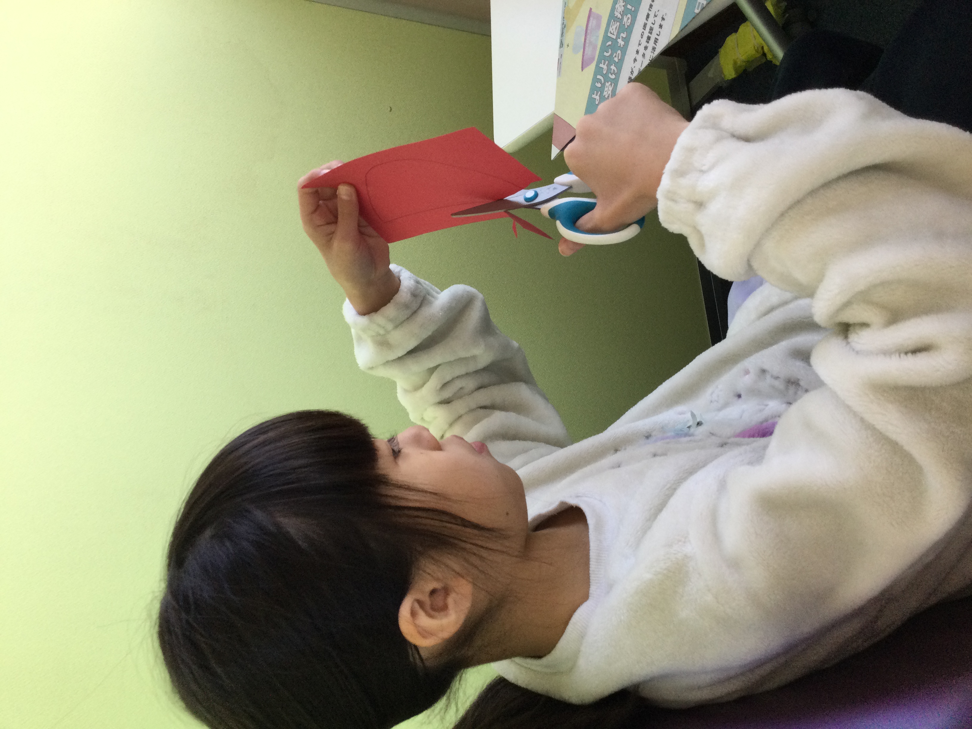 手に気を付けて…真剣な顔でチョキチョキ！
